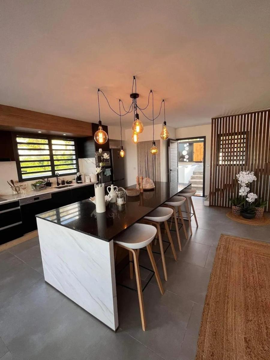 Villa élégante avec piscine privée à Saint Paul + Vue sur la mer - Housity