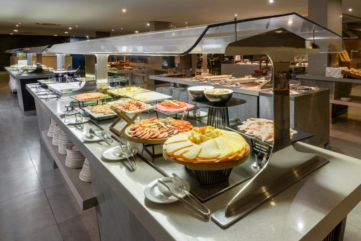 Comida en o cerca de este hotel