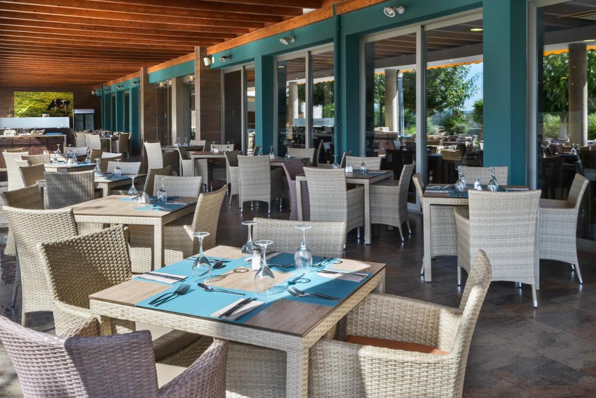 Un restaurante o sitio para comer en Occidental Menorca