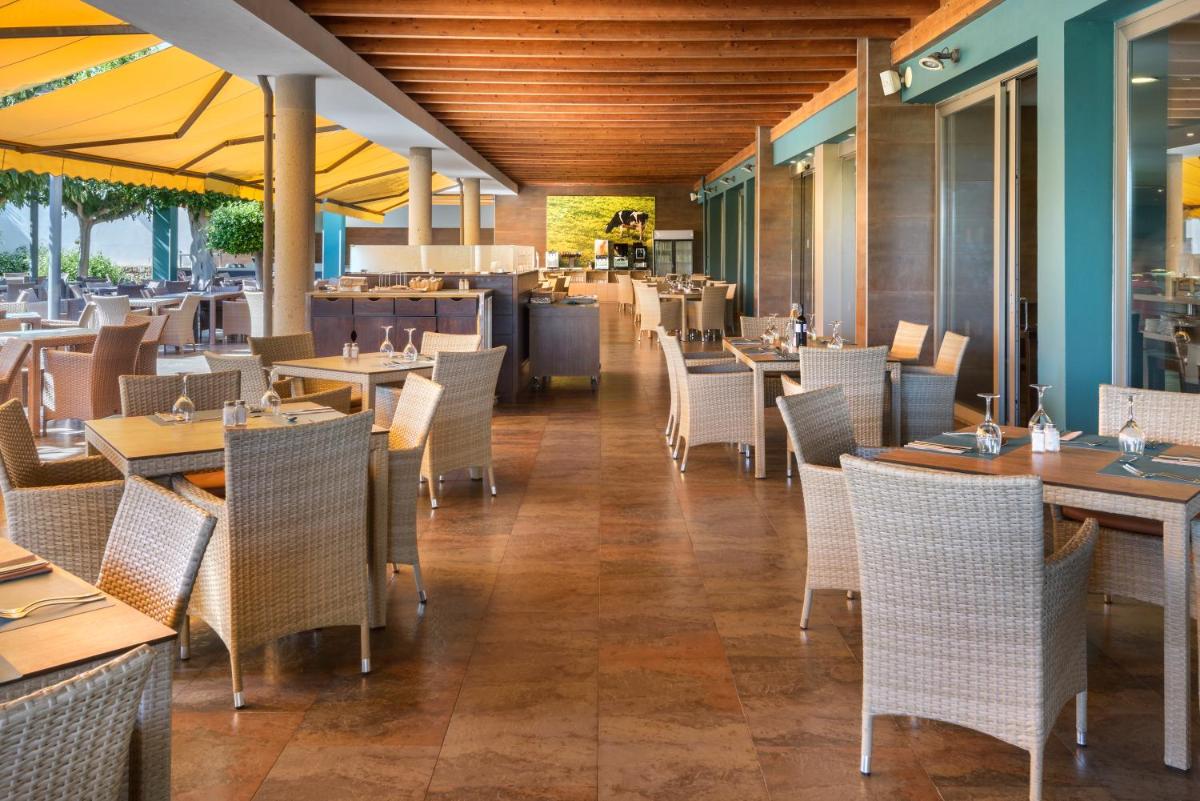 Un restaurante o sitio para comer en Occidental Menorca