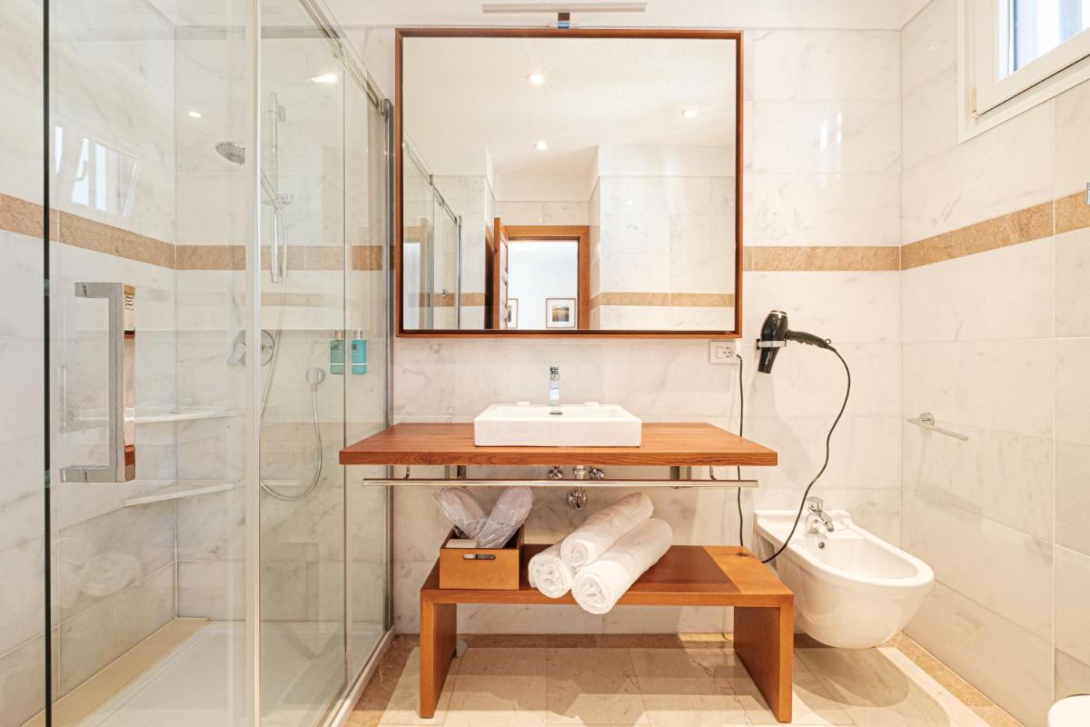 Un baño de Parque Santiago III Official