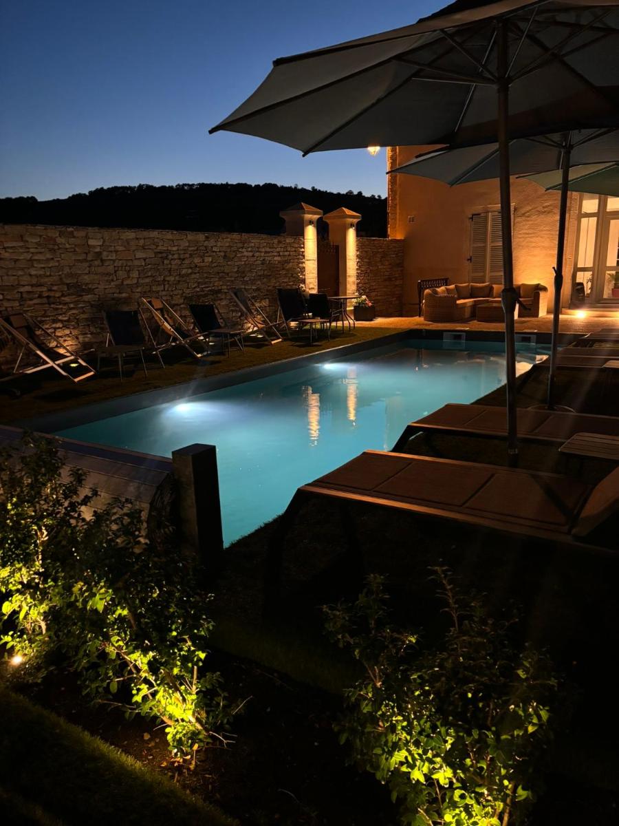 Piscine de l'établissement Les Rêveries du Clos POMMARD Vignes & SPA& Dégustation ou située à proximité