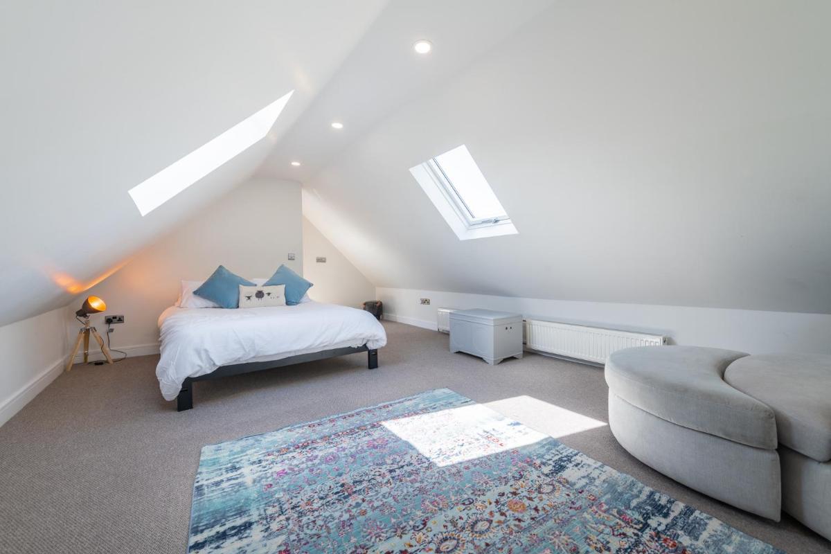 The Hideaway - Farm Stay with hottub, pool table and outdoor cinema - Housity
