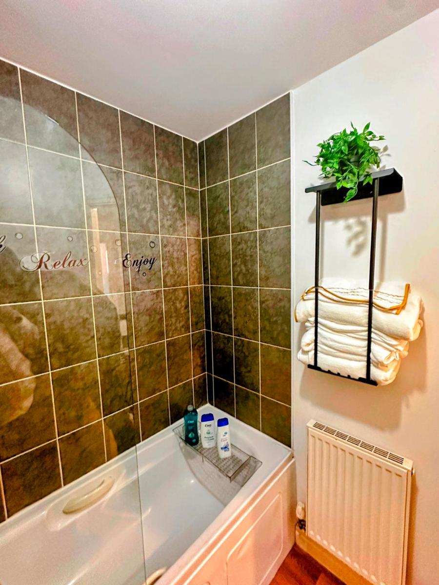 2Bedroom Gem at Golborne, Warrington with Free Parking - Contractor Friendly - Housity