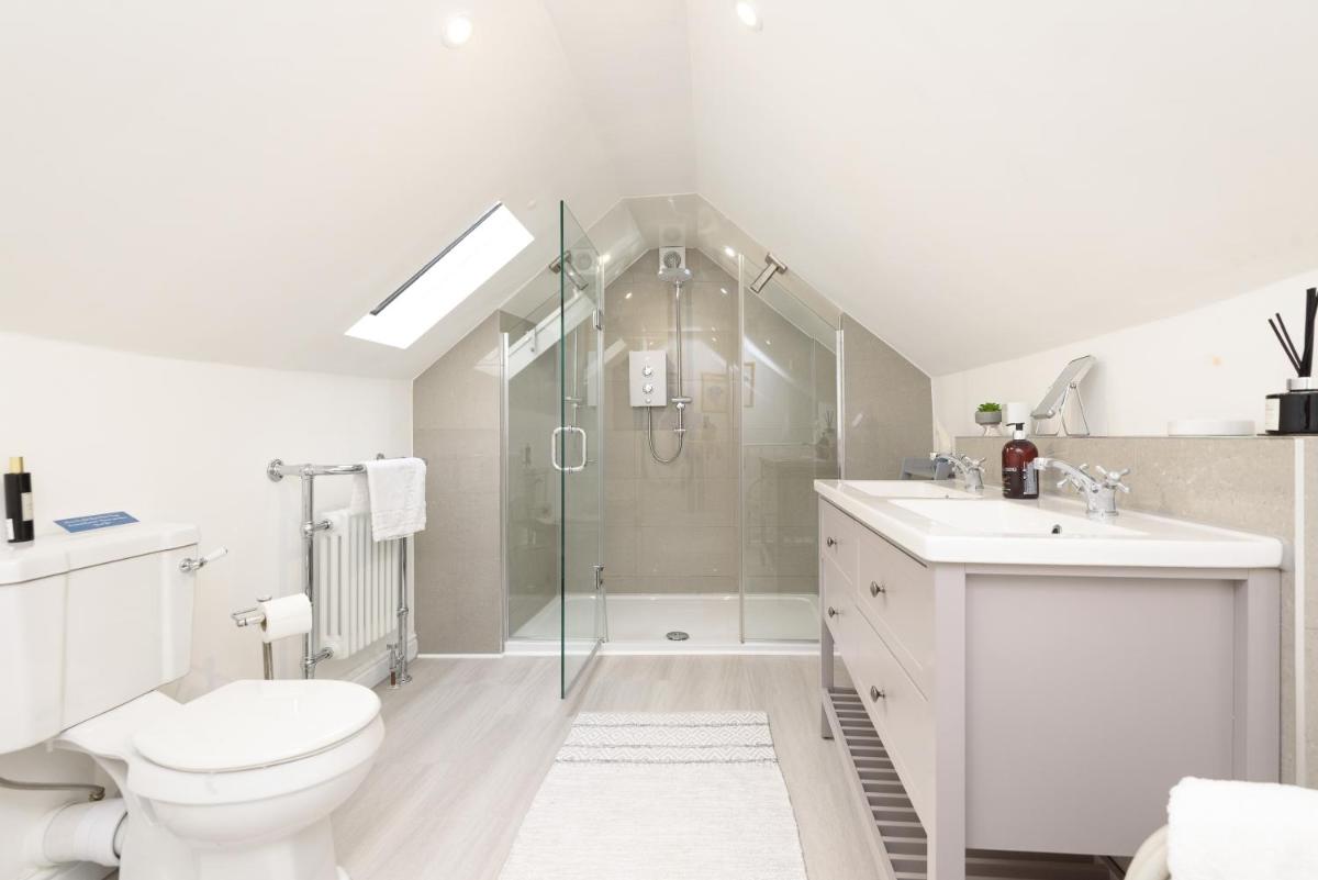 Superb House in Looe, in walking distance to Beach and Bars with Great Views - Housity