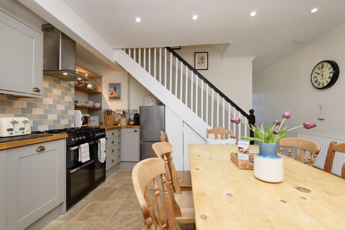 Superb House in Looe, in walking distance to Beach and Bars with Great Views - Housity