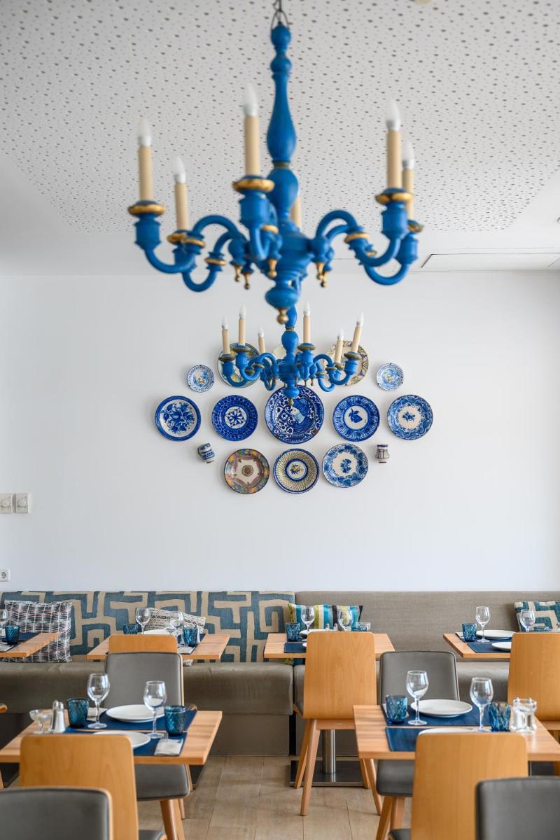 Un restaurante o sitio para comer en Hotel Marina
