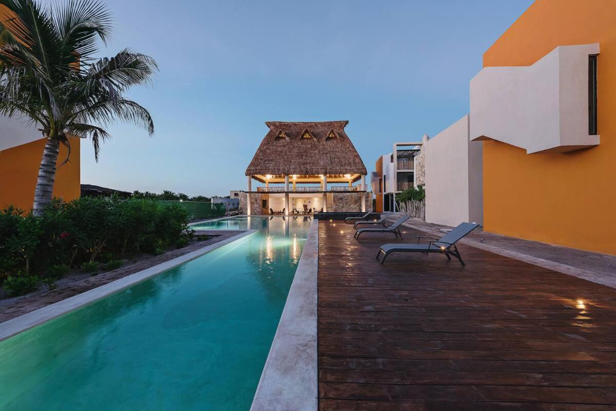 Telchac Villa de 3 pisos con club playa - Housity
