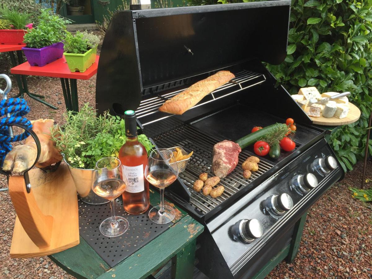 Barbecue disponible mis à disposition des clients de l'hôtel