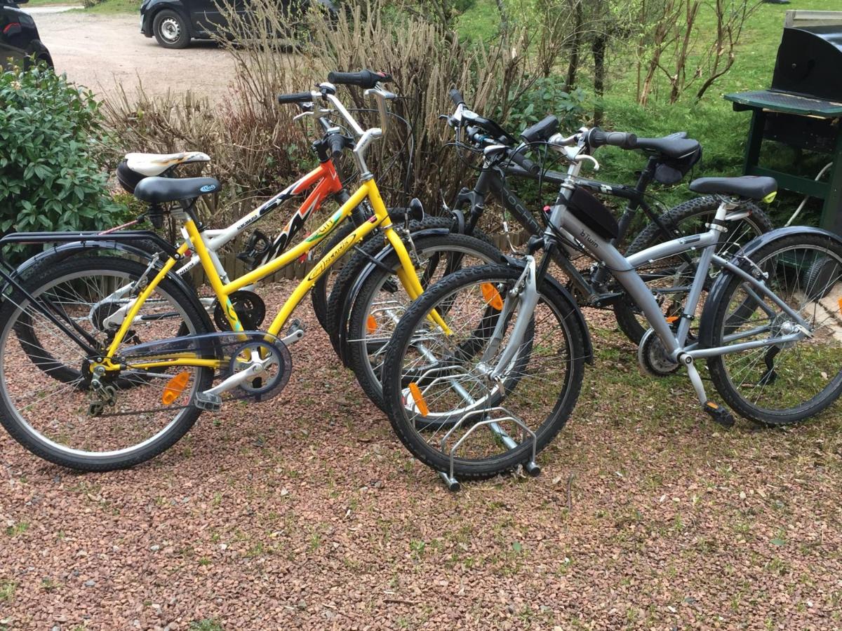 Vélo sur le terrain de l'établissement Le Pavillon ou dans les environs