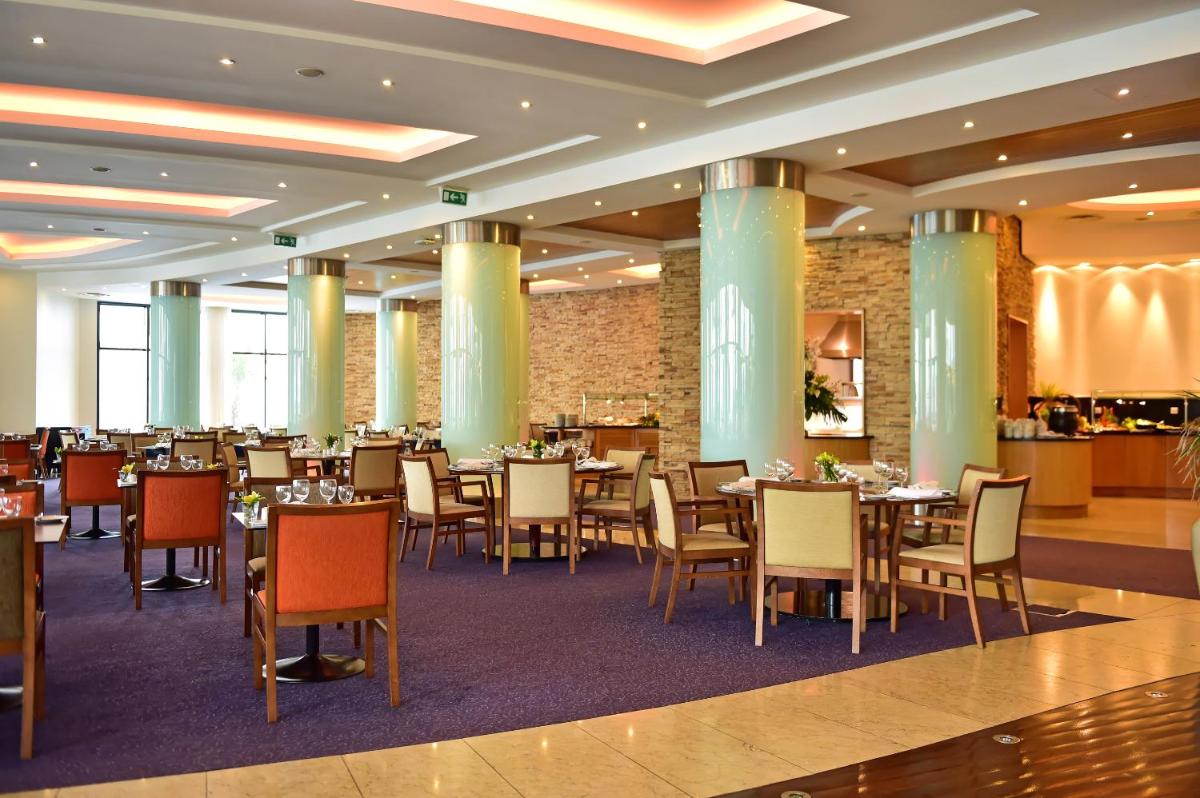 Um restaurante ou outro lugar para comer em Pestana Grand Ocean Resort Hotel