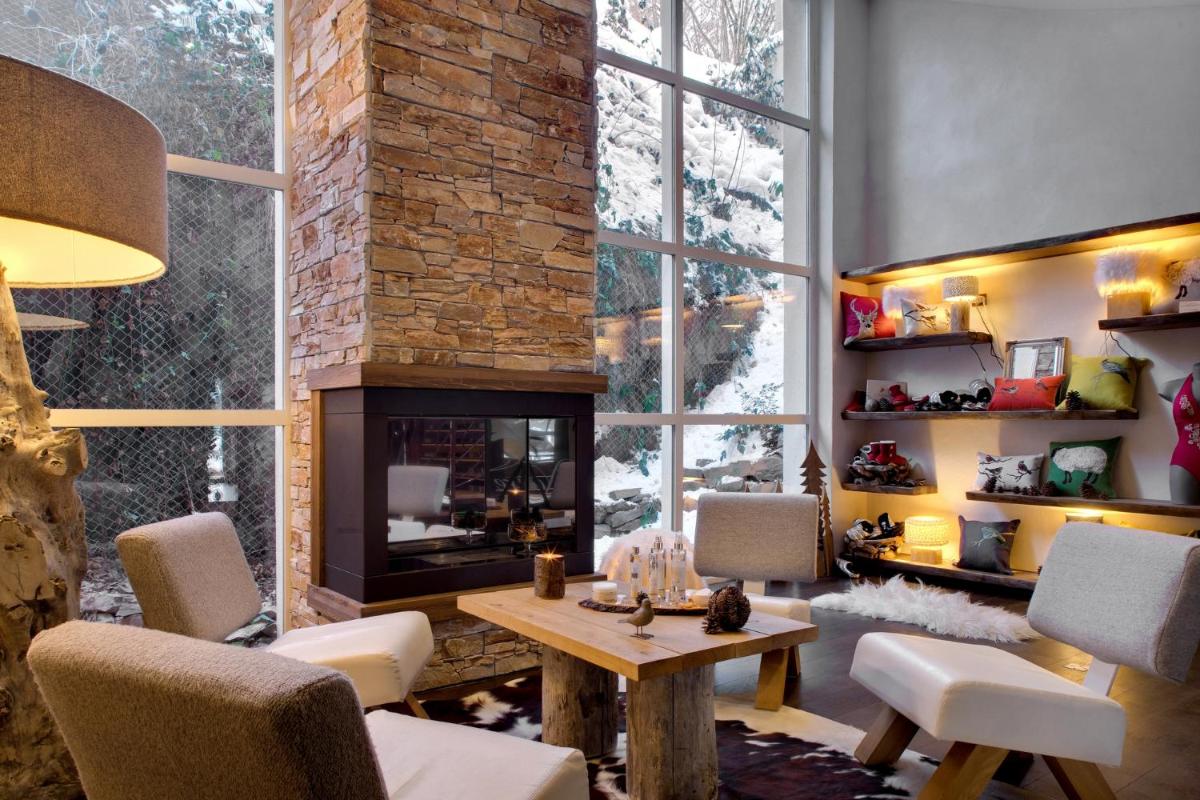 Coin salon dans l'établissement LA CHENEAUDIÈRE - Hôtel Spa - Relais & Châteaux - Restaurant étoilé