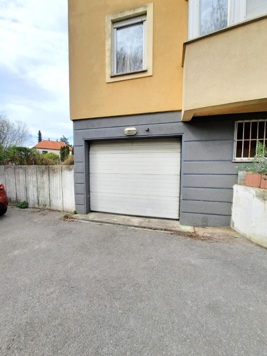 Franko's Cozy Apartment with garage - Hizvo