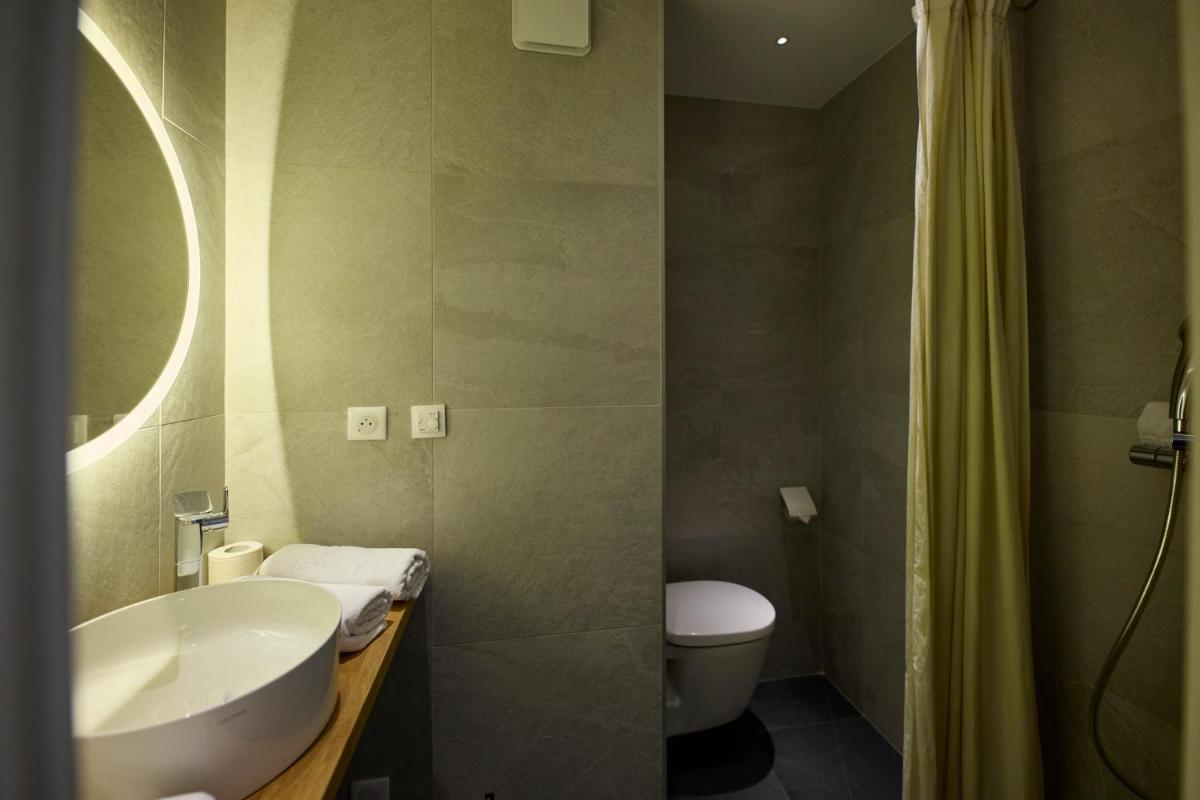 Salle de bains dans l'établissement Hôtel Le Grand Tétras