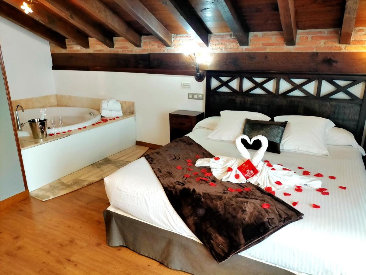 un dormitorio con una cama y una bañera en Hotel Spa San Marcos, en Santillana del Mar