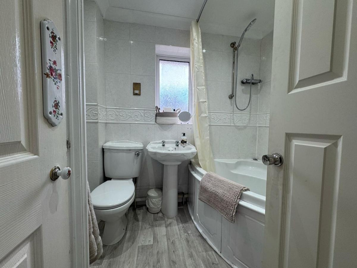 Olive House Long Stays Sleeps 8 Free Parking - Housity