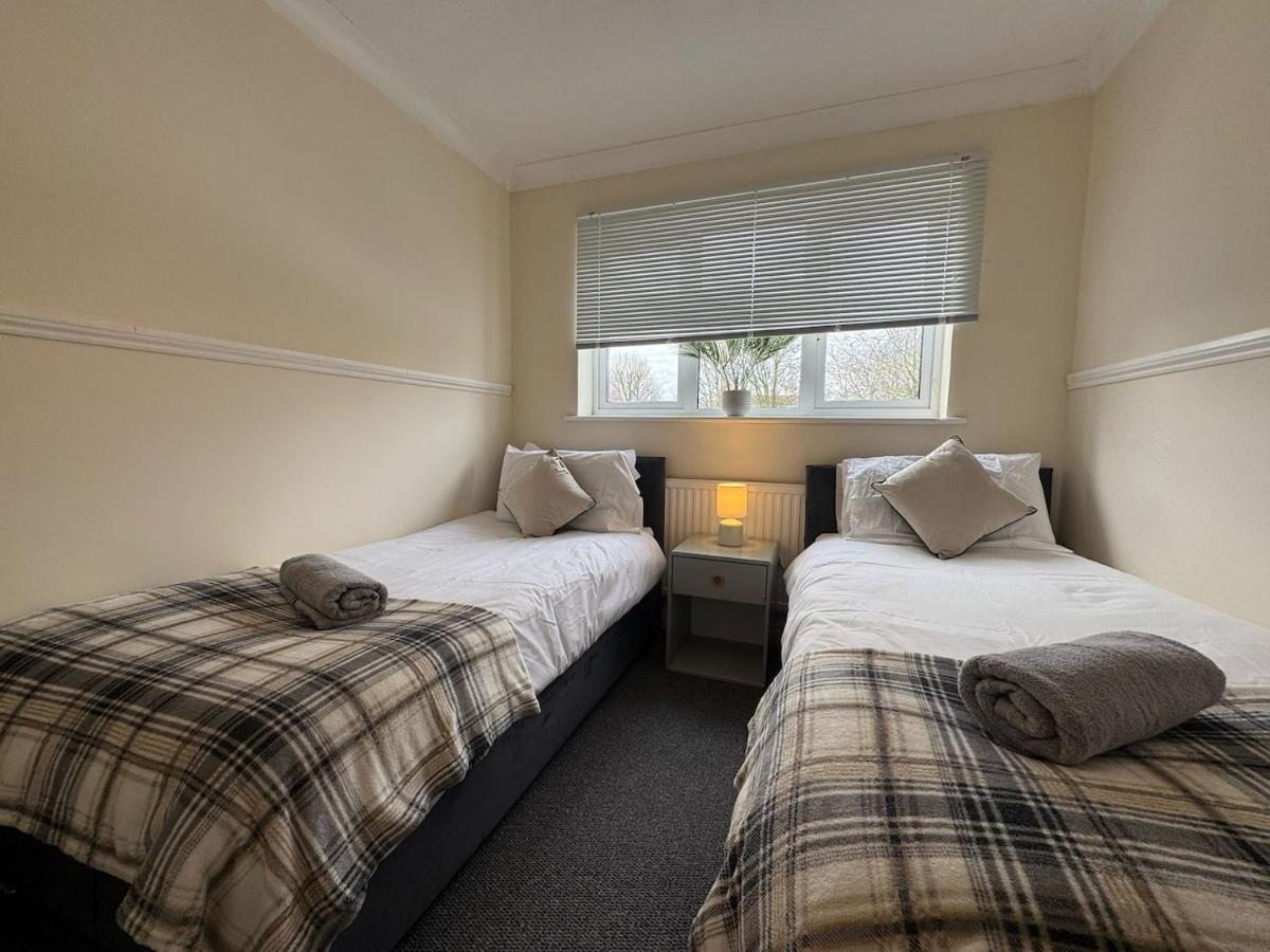 Olive House Long Stays Sleeps 8 Free Parking - Housity