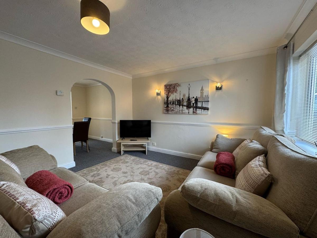 Olive House Long Stays Sleeps 8 Free Parking - Housity