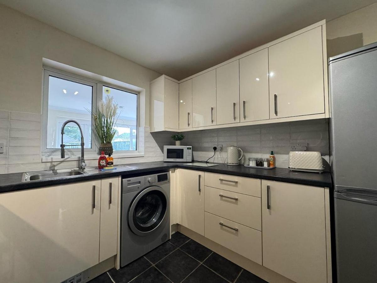 Olive House Long Stays Sleeps 8 Free Parking - Housity