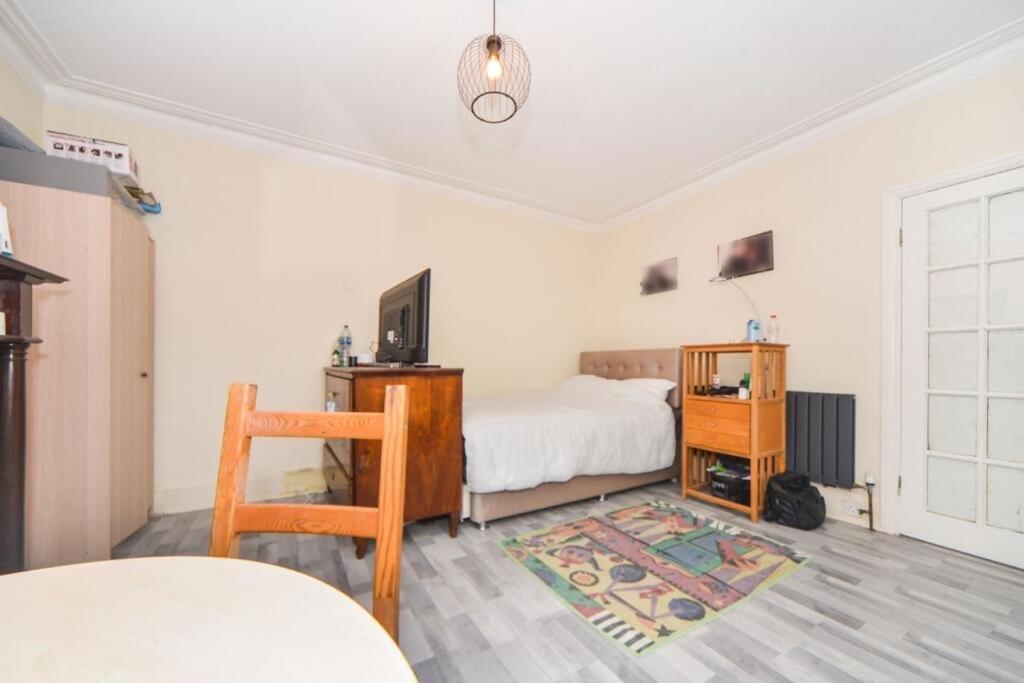 Large double room next to Elisabeth Line - Housity