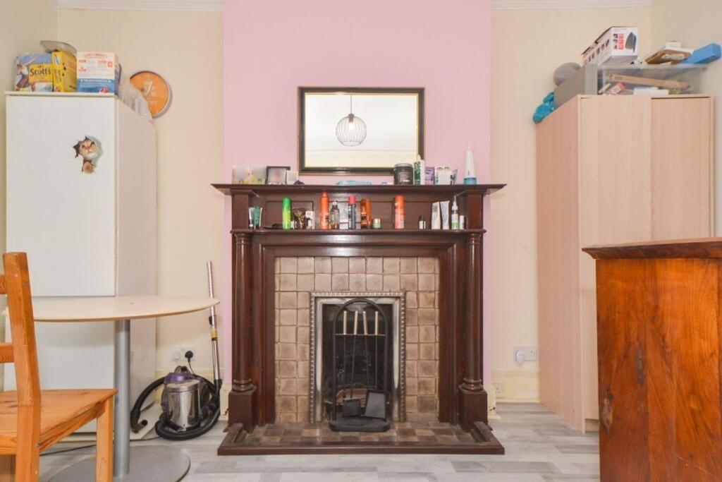 Large double room next to Elisabeth Line - Housity