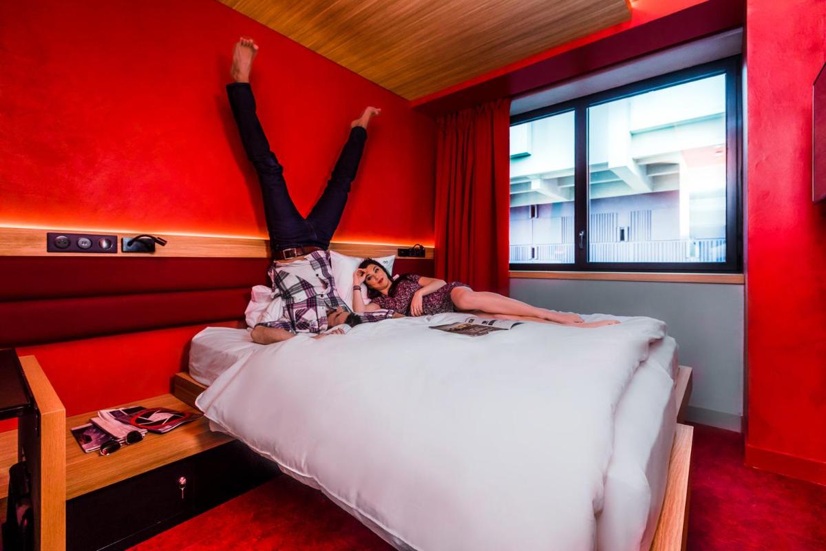 Un ou plusieurs lits dans un hébergement de l'établissement YOOMA Urban Lodge Tour Eiffel
