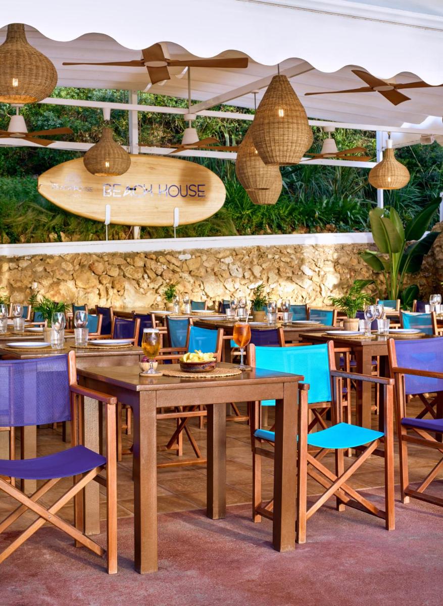 Un restaurante o sitio para comer en Meliá Cala Galdana