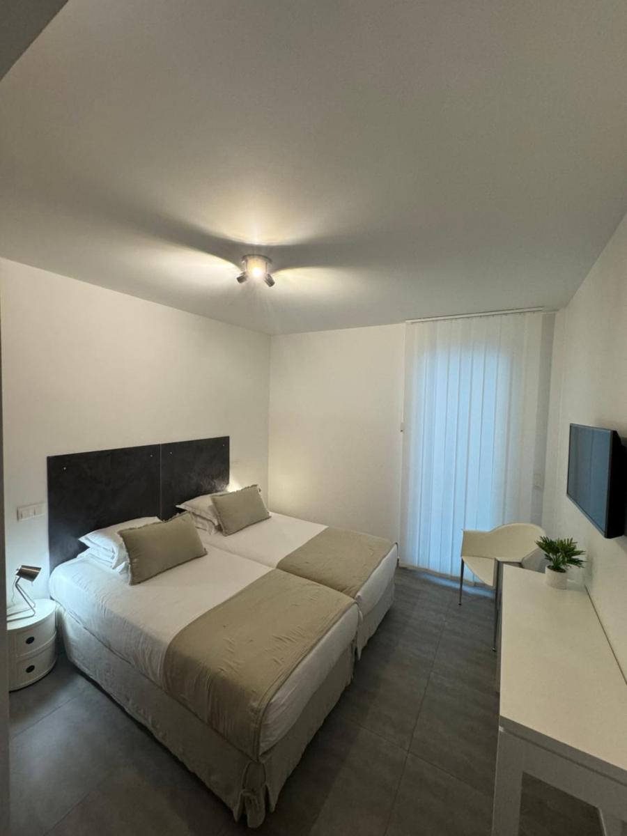 une chambre avec un grand lit avec un plafond dans l'établissement Résidence Dary, à LʼÎle-Rousse 26 autres photos