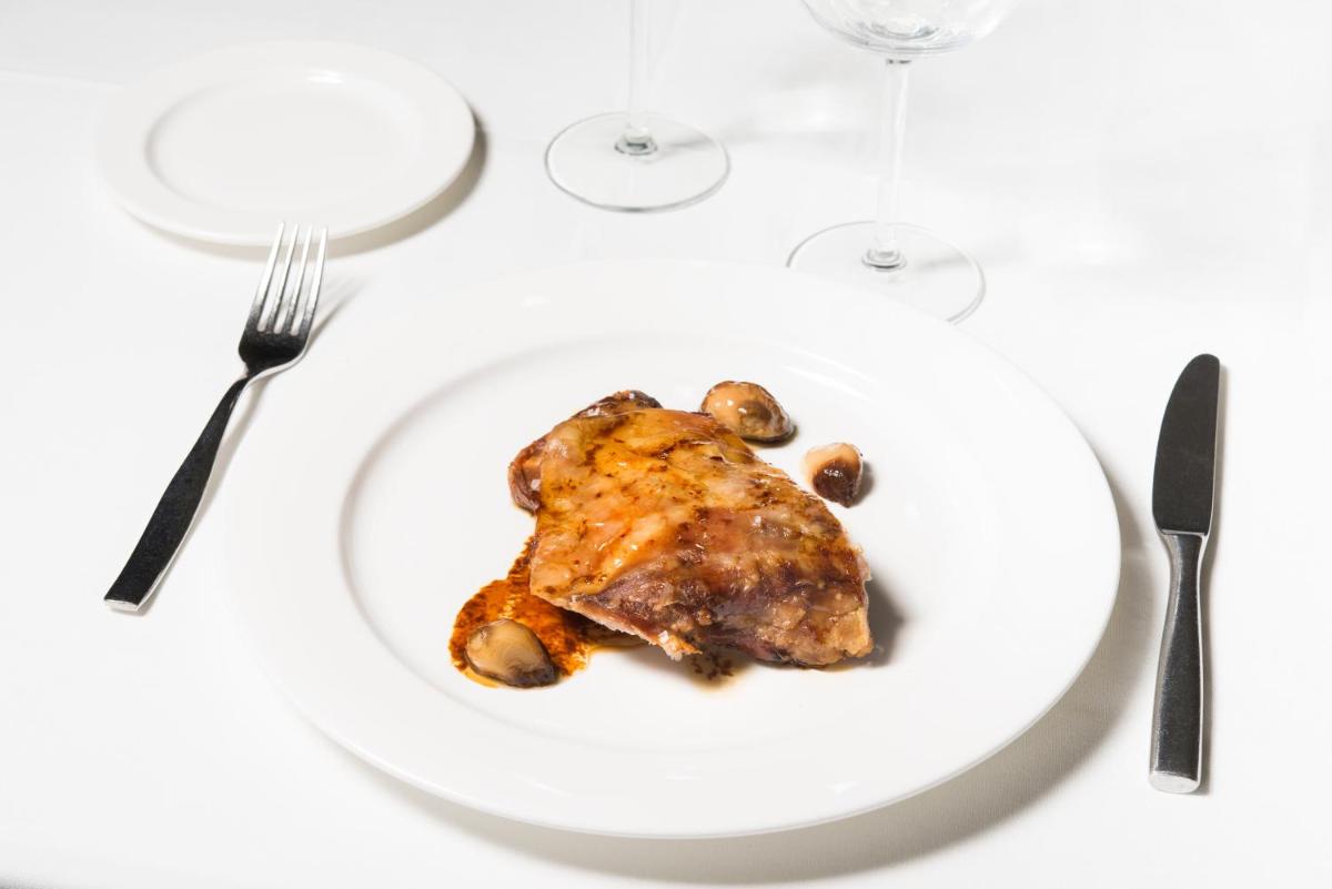 Comida en o cerca de este hotel