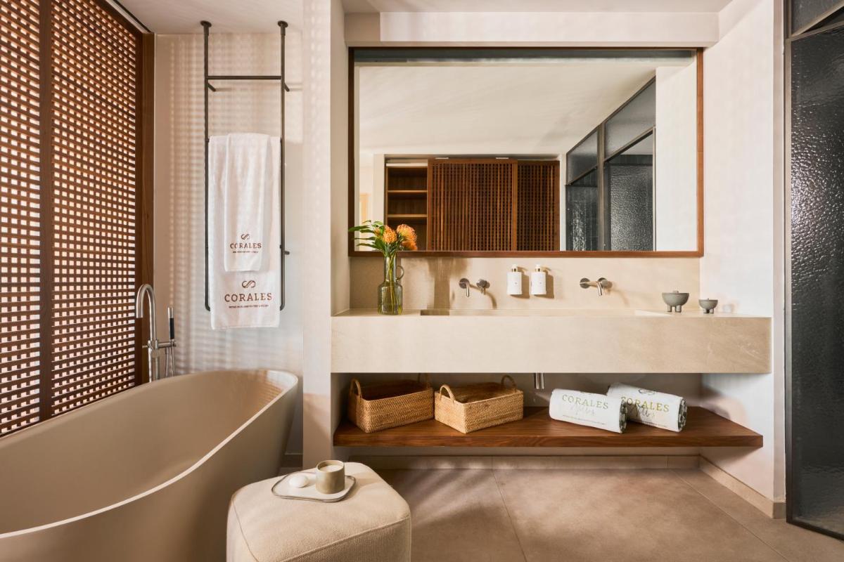 Un baño de Royal Hideaway Corales Villas