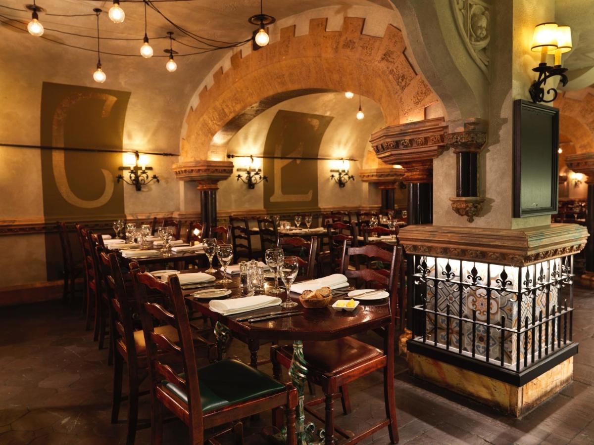 The Royal Toby Hotel - Housity