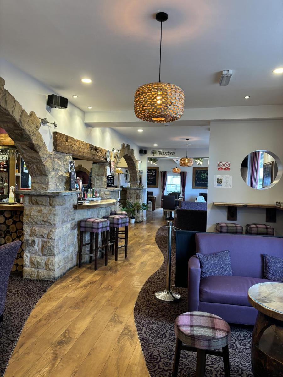 Twin Oaks Hotel - Housity