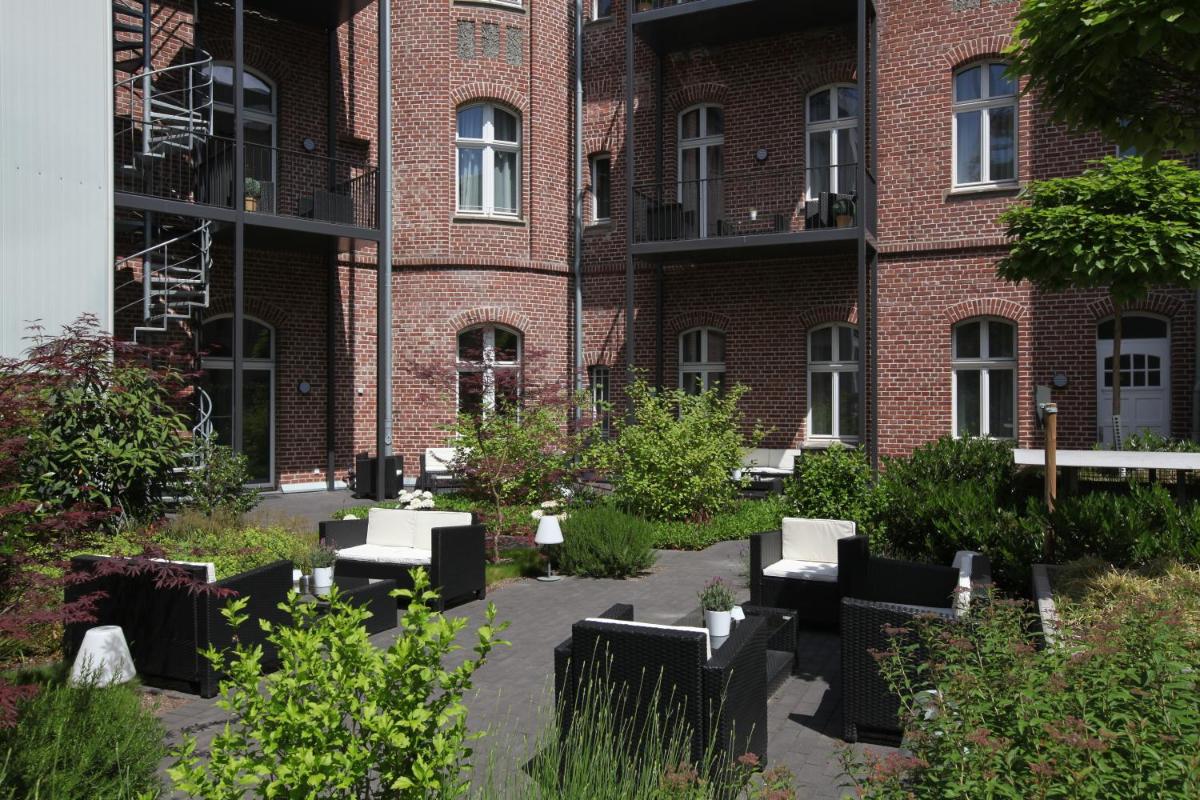 Ein Garten an der Unterkunft The Red Apartments