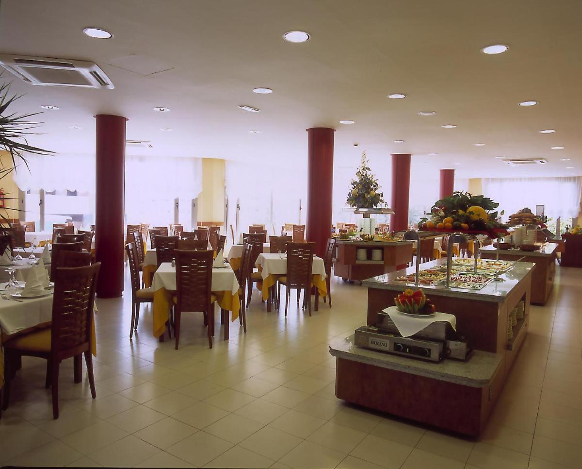 Un restaurante o sitio para comer en Fenals Garden
