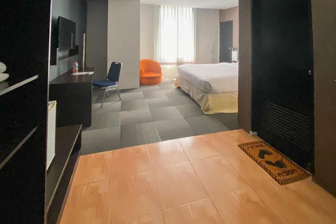 Urbanview Hotel Asyra Makassar - Hizvo
