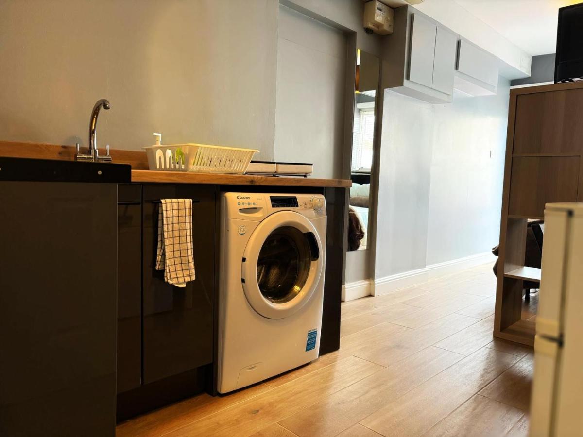 Shirley Apartments, Cozy Studio, Self Check in, 10 min Drive to City Centre, Walking to Redbridge Train Station - Hizvo