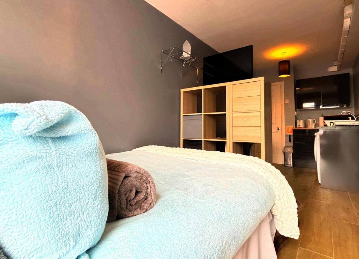 Shirley Apartments, Cozy Studio, Self Check in, 10 min Drive to City Centre, Walking to Redbridge Train Station - Hizvo