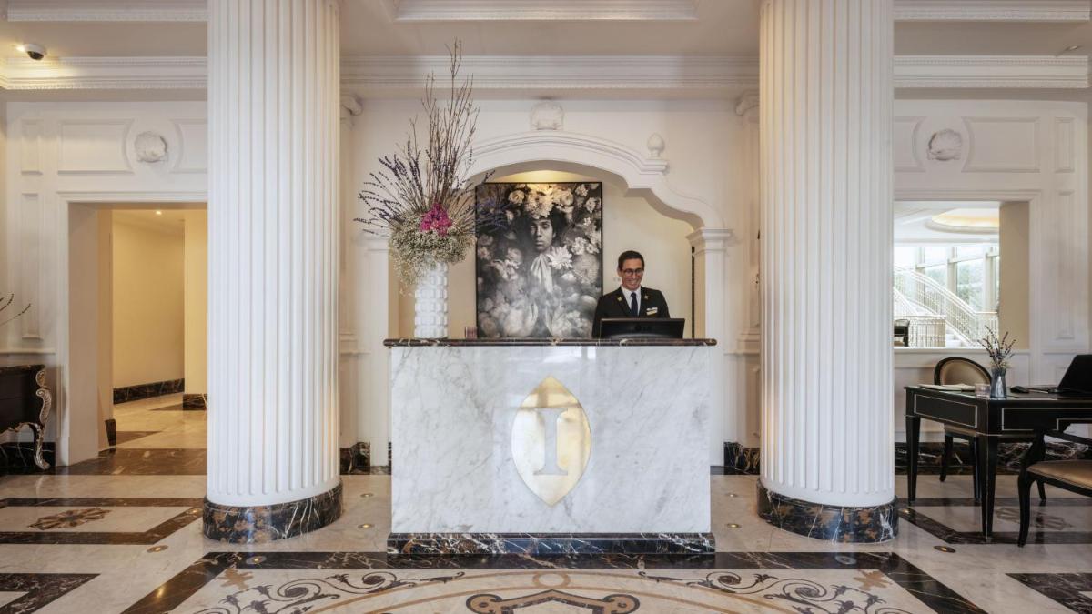 A área de receção ou átrio de InterContinental Porto - Palacio das Cardosas by IHG