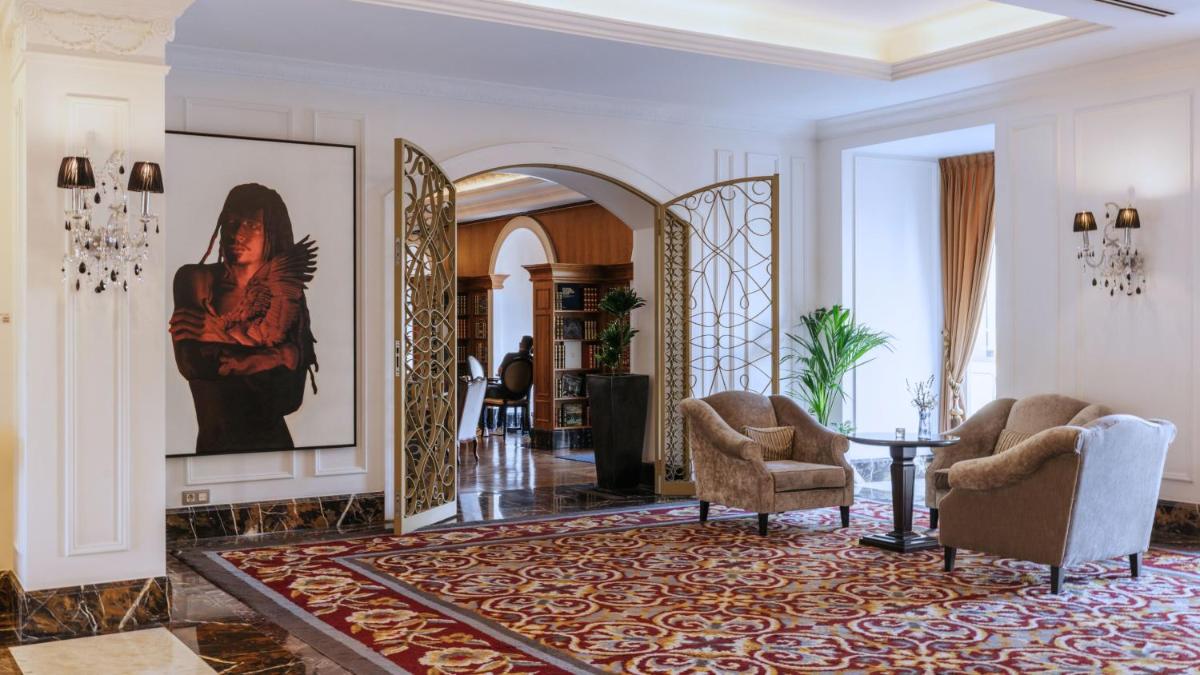 Uma área de estar em InterContinental Porto - Palacio das Cardosas by IHG