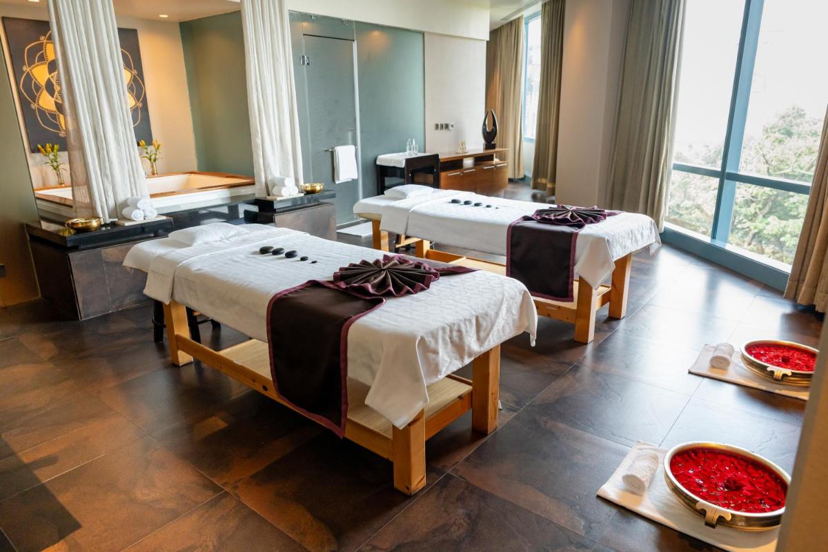 a room with three beds in a room at Sheraton Grand Bangalore Hotel at Brigade Gateway in Bengaluru