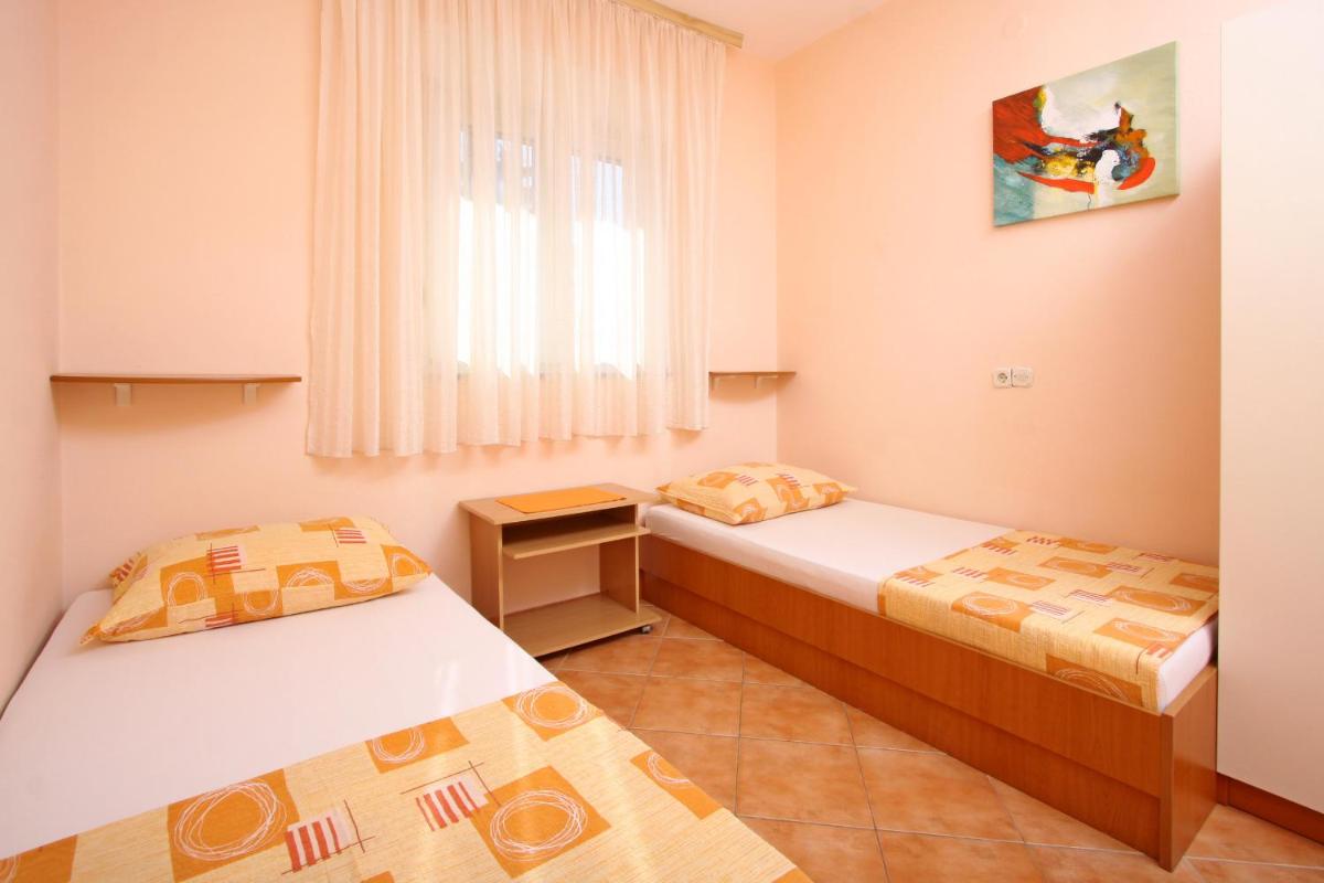 Apartments and Rooms Vesna Novalja - Housity