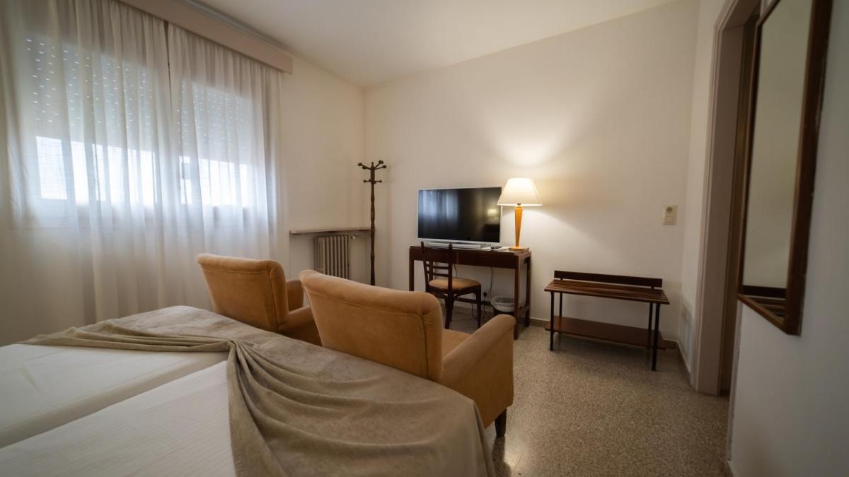 Una televisión o centro de entretenimiento en Hotel Balneario Prats