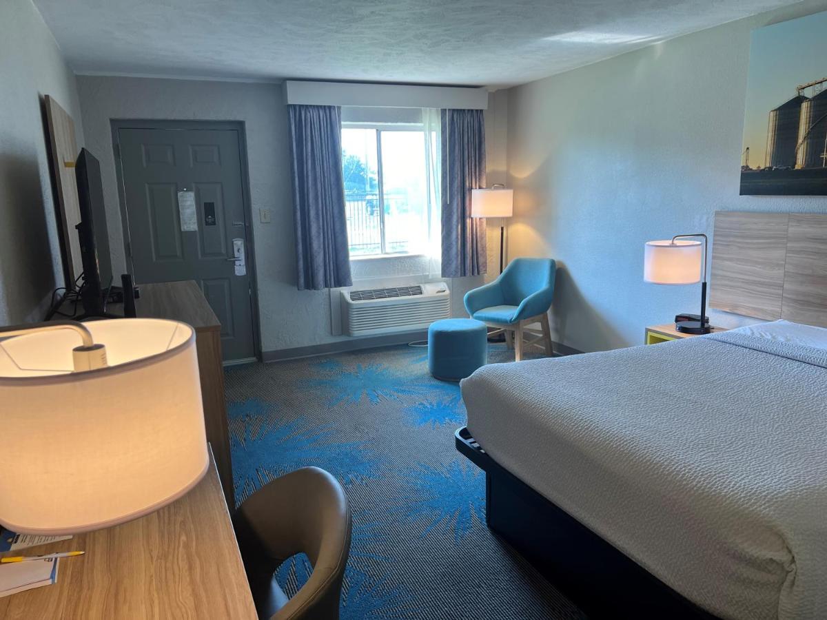 Days Inn by Wyndham Hays - Housity