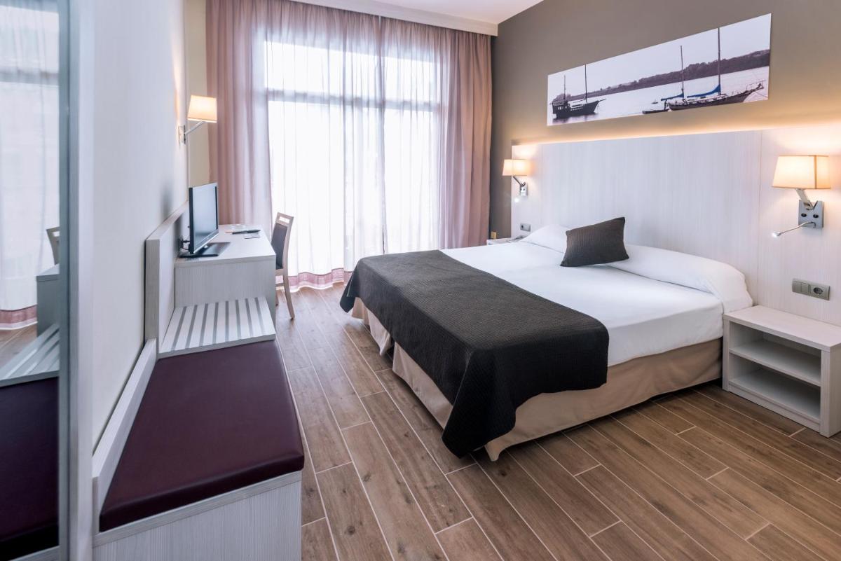 Cama o camas de una habitación en GHT Costa Brava & Spa