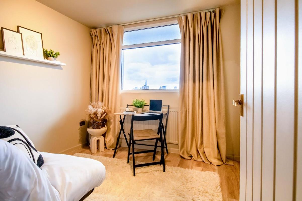 Modern 2BR Apartment with Balcony & City Views near DLR - Housity