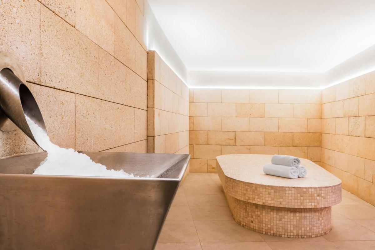 un baño con bañera y lavabo en Aparthotel Fontanellas Playa, en Playa de Palma