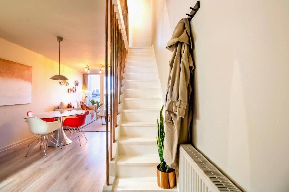 Modern 2BR Apartment with Balcony & City Views near DLR - Housity