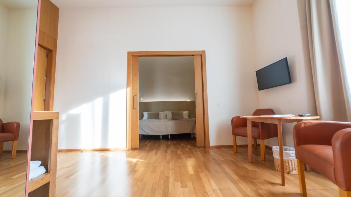 Una televisión o centro de entretenimiento en Hotel Balneario Prats