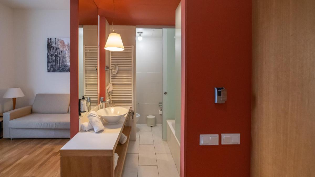 Habitación con baño con lavabo y bañera. en Hotel Balneario Prats, en Caldes de Malavella
