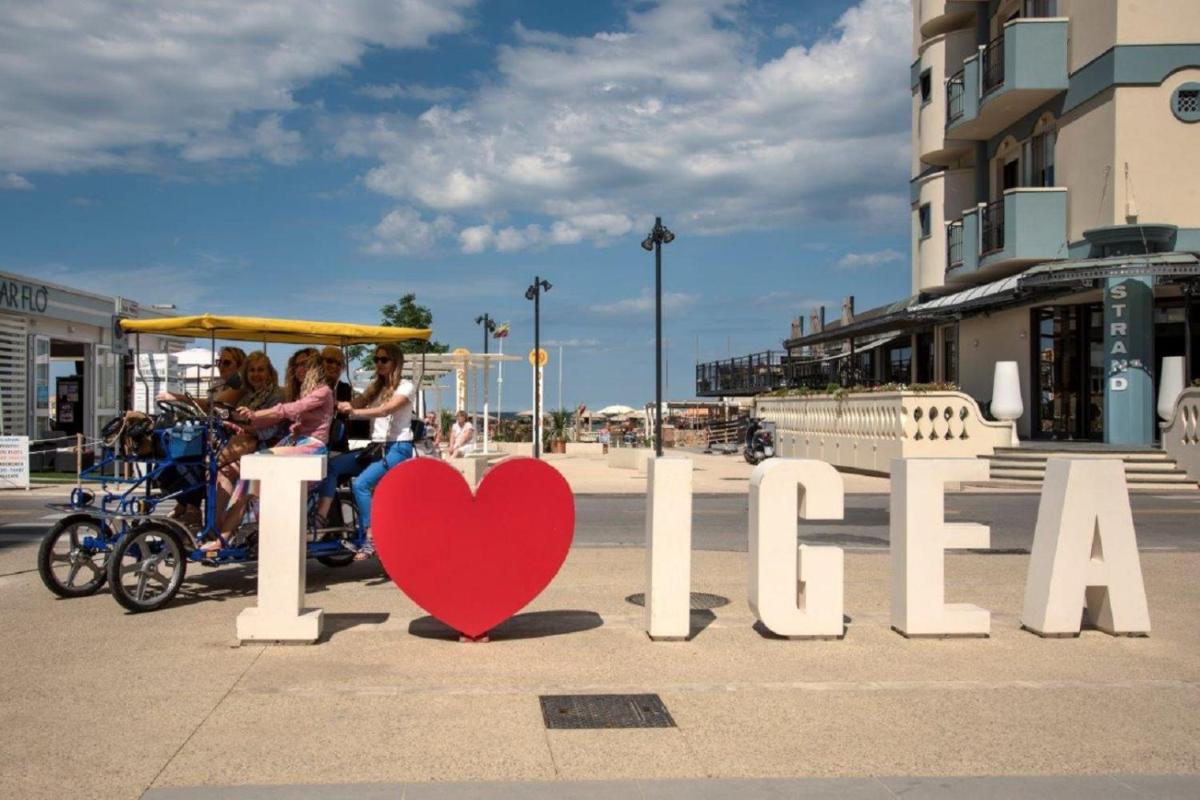 Azzurro Beach Hotel Igea Marina - Housity